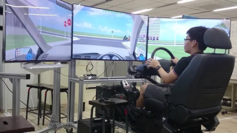 hoc-lai-xe-o-to-voi-cabin-mo-phong_2904152124_800 hoc-lai-xe-o-to-voi-cabin-mo-phong_2904152124_800